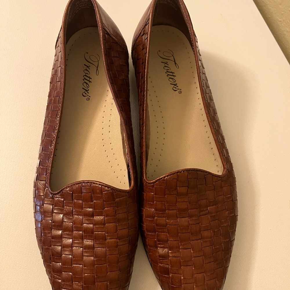 Women’s Trotters Liz Red Woven Round Toe Loafers Size 8S